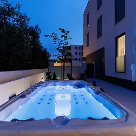 Latitude 44 Ζαντάρ