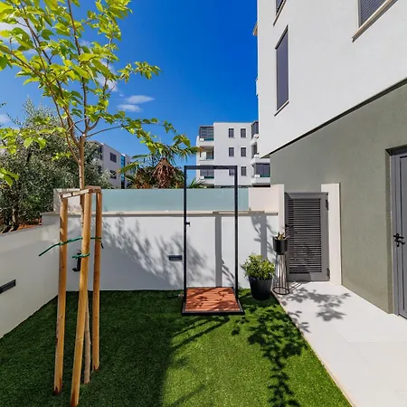 Apartament Latitude 44 *