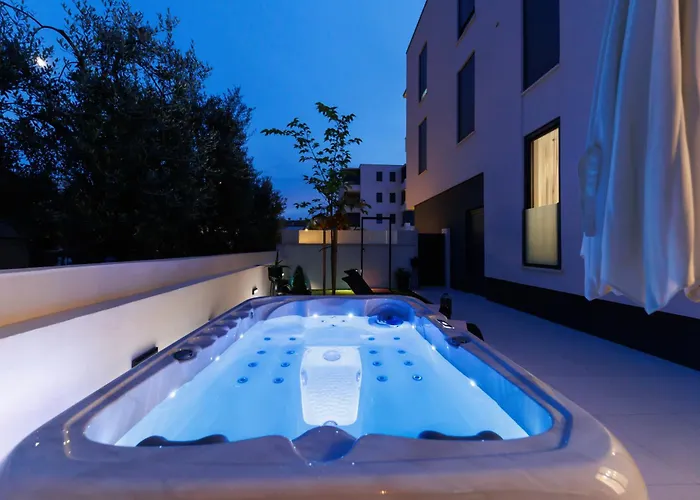 Latitude 44 Задар